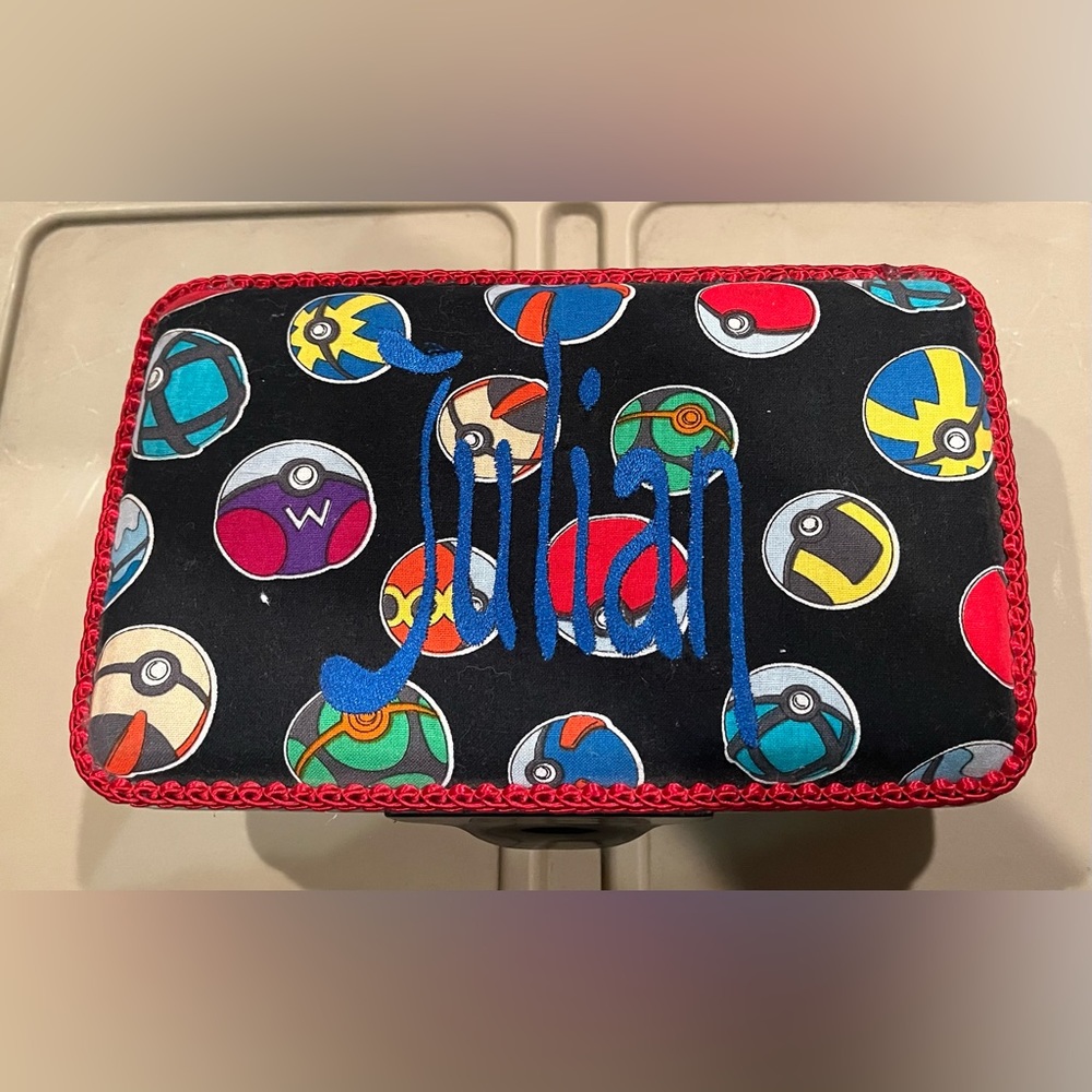 Personalized pencil box with Pokémon design “Julian”.